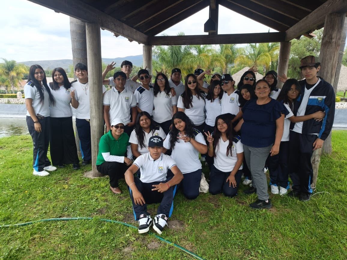 Grupo de estudiantes del CBTa 154 reunidos en el plantel