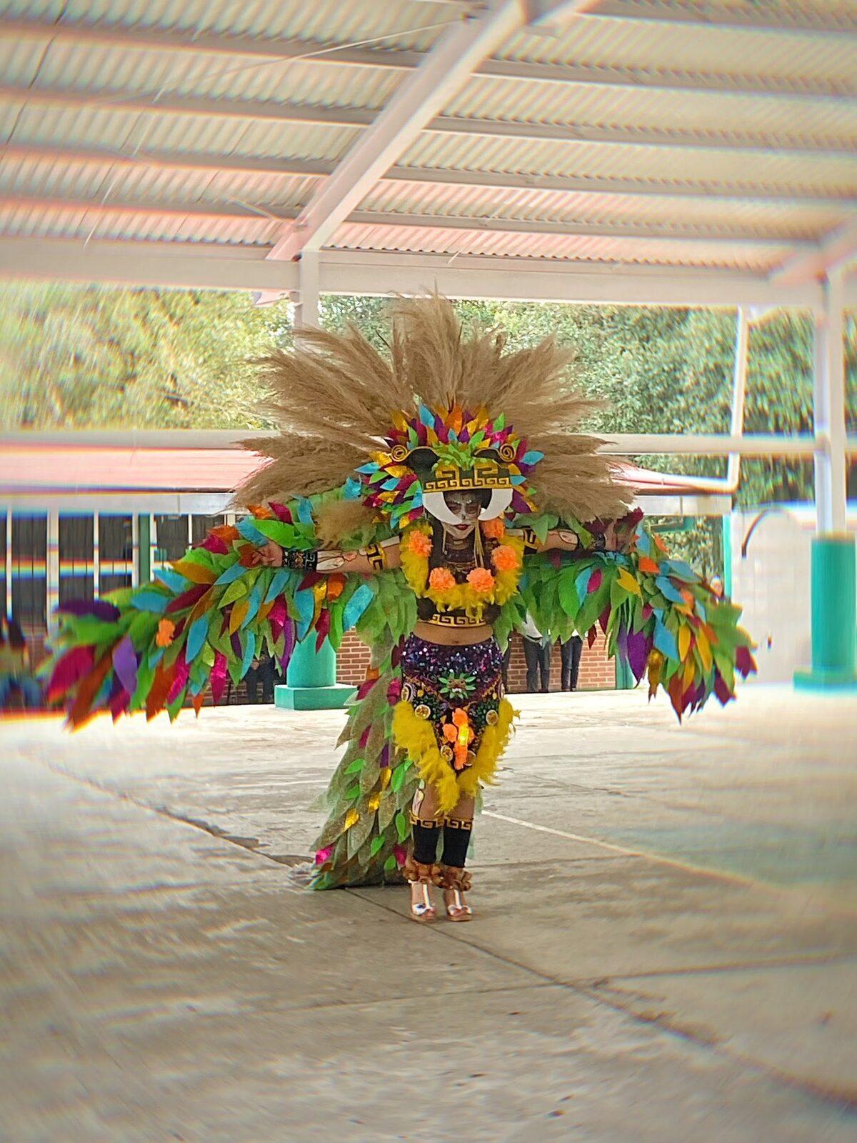 Estudiante con traje tradicional durante una presentación de danza folclórica