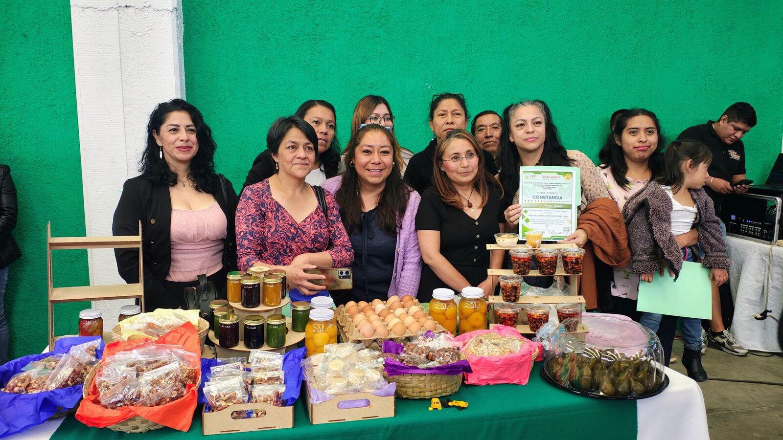 Estudiantes exponiendo productos elaborados en una muestra de proyectos