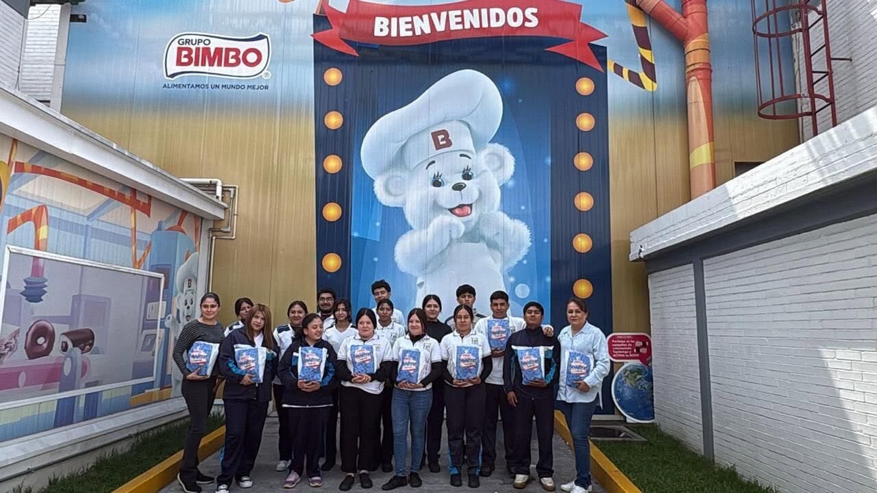 Estudiantes durante una visita a una planta de alimentos